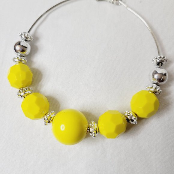 Women's Large Hoop Fashion Earrings - Picture 5 of 6